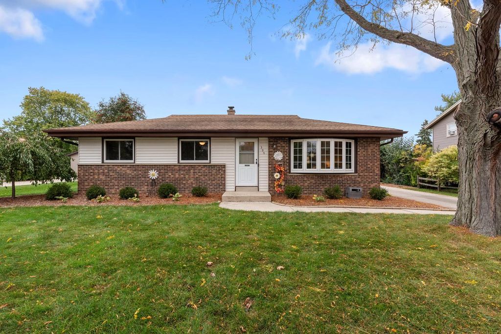 390 E Darlene LANE, Oak Creek, WI 53154