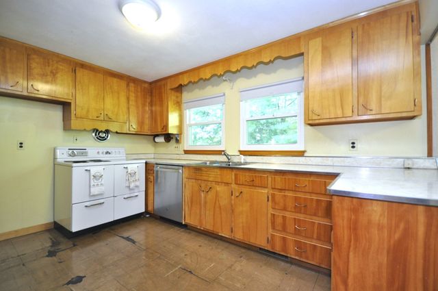 122 Sunset Dr, Brockton, MA 02301