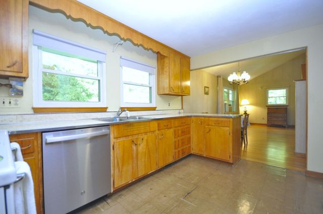 122 Sunset Dr, Brockton, MA 02301