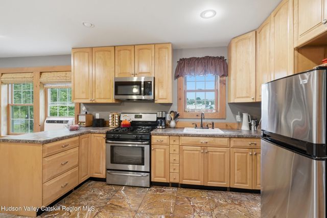 8 S Ohioville Road, New Paltz, NY 12561