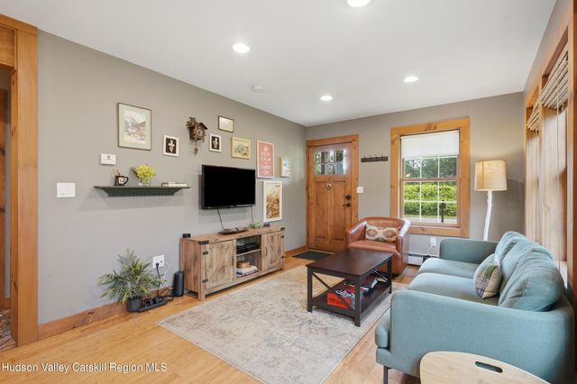 8 S Ohioville Road, New Paltz, NY 12561