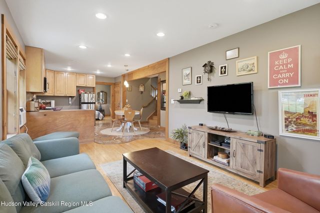 8 S Ohioville Road, New Paltz, NY 12561