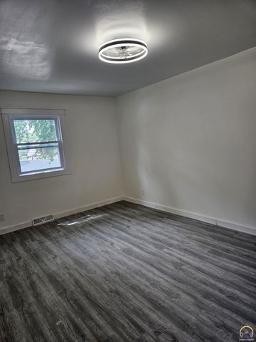 1224 SE 35th TER, Topeka, KS 66605