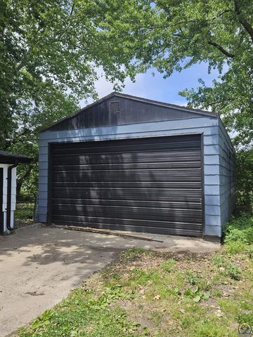 1224 SE 35th TER, Topeka, KS 66605