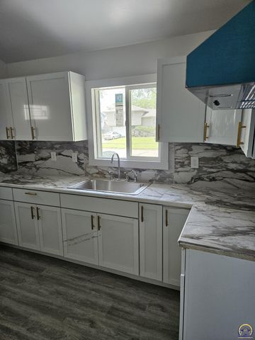 1224 SE 35th TER, Topeka, KS 66605