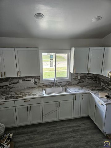 1224 SE 35th TER, Topeka, KS 66605