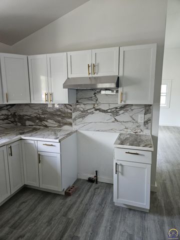 1224 SE 35th TER, Topeka, KS 66605