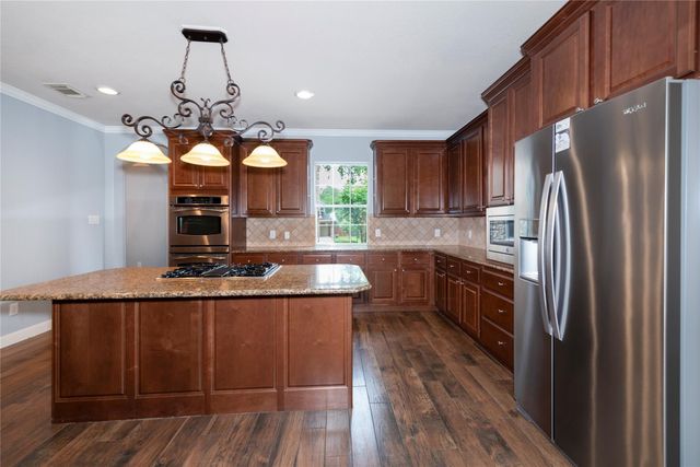 15 Pawprint Place, The Woodlands, TX 77382