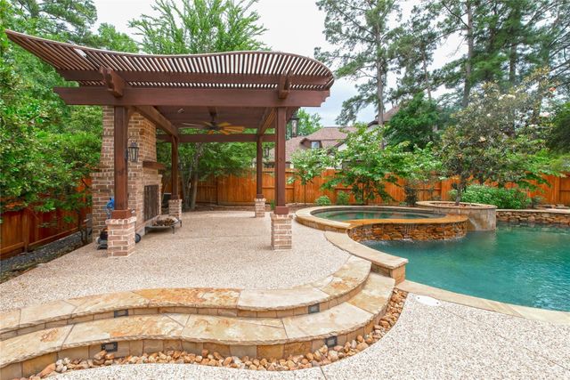 15 Pawprint Place, The Woodlands, TX 77382