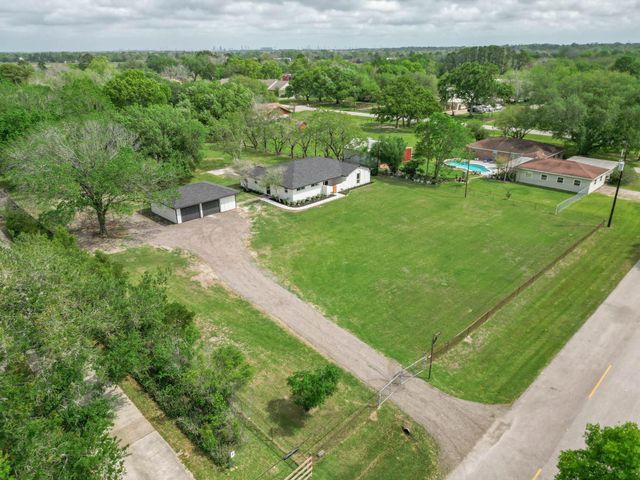 1105 Redberry Hill Road, Baytown, TX 77521
