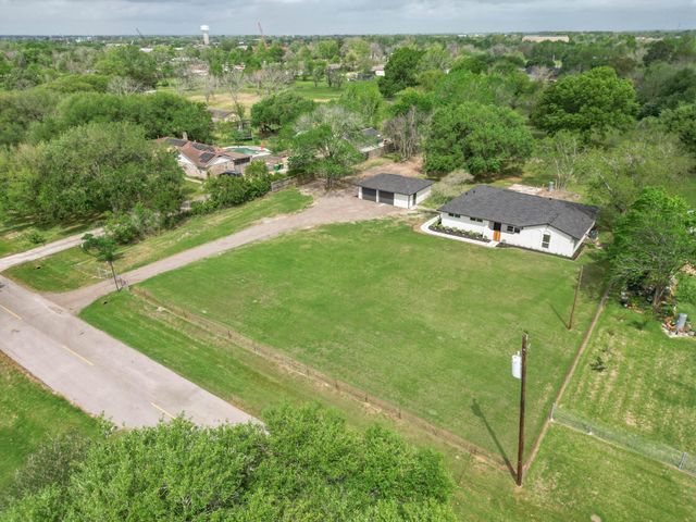 1105 Redberry Hill Road, Baytown, TX 77521
