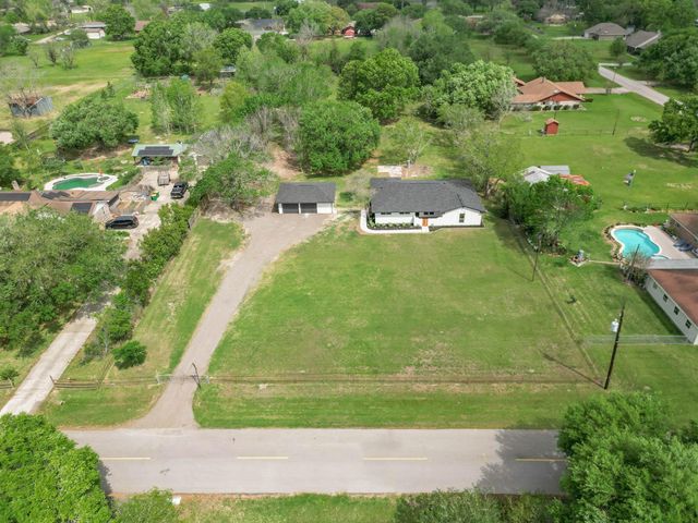 1105 Redberry Hill Road, Baytown, TX 77521