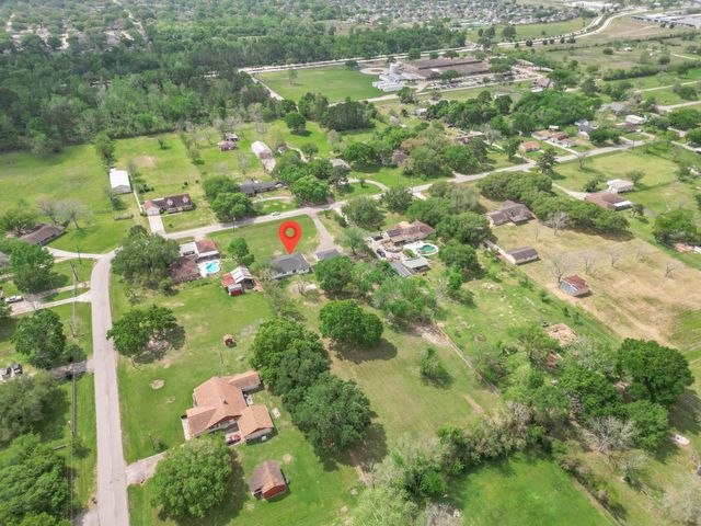 1105 Redberry Hill Road, Baytown, TX 77521