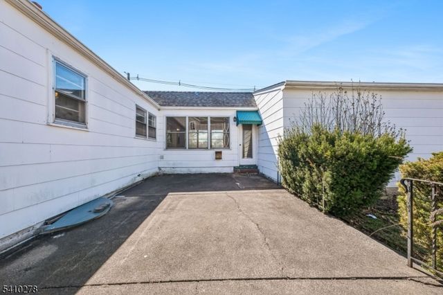 4 Oak Ridge Rd, Clifton City, NJ 07013