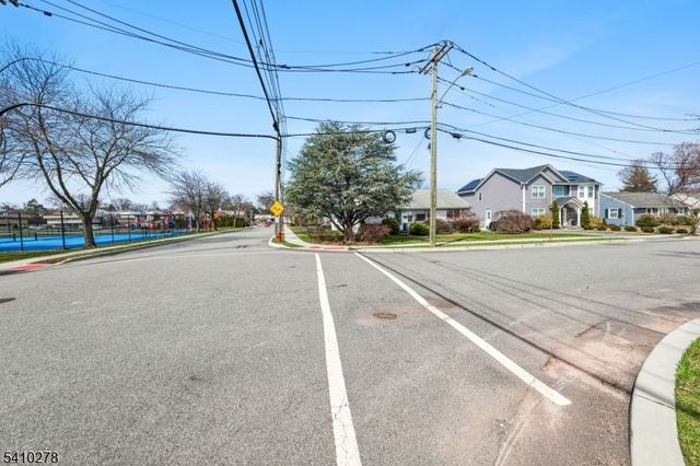 4 Oak Ridge Rd, Clifton City, NJ 07013