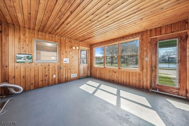 4 Oak Ridge Rd, Clifton City, NJ 07013