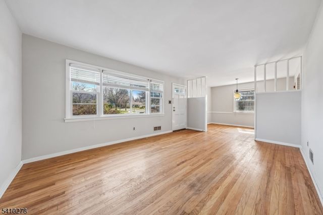 4 Oak Ridge Rd, Clifton City, NJ 07013