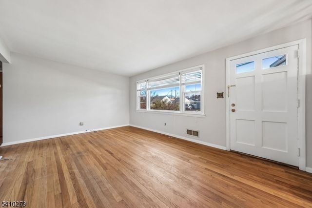 4 Oak Ridge Rd, Clifton City, NJ 07013