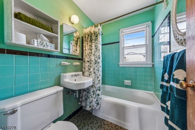 4 Oak Ridge Rd, Clifton City, NJ 07013