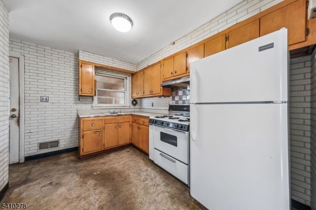 4 Oak Ridge Rd, Clifton City, NJ 07013