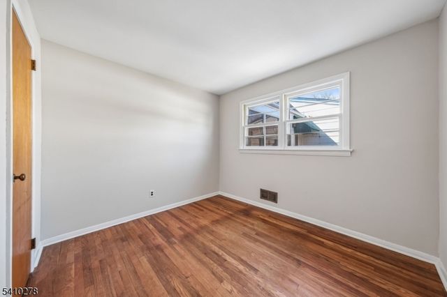 4 Oak Ridge Rd, Clifton City, NJ 07013