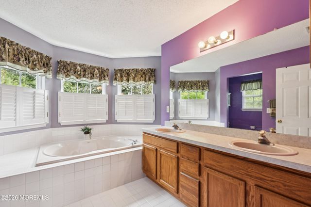 9 E Shenendoah Road, Howell, NJ 07731