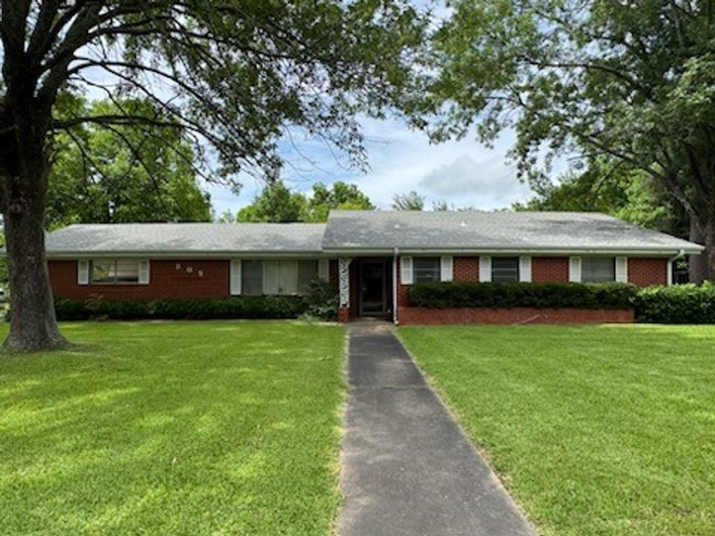 805 W 4th Street, Clarksville, TX 75426