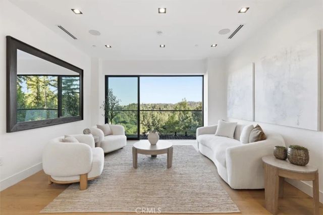 16800 Oak View, Encino, CA 91436