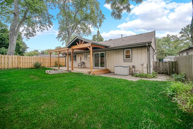 122 N Woodlawn Street, Wheaton, IL 60187