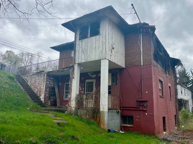 1205 BURNETT ST, Staunton, VA 24401