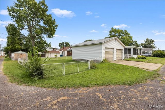 83 Harnett Avenue, Wood River, IL 62095