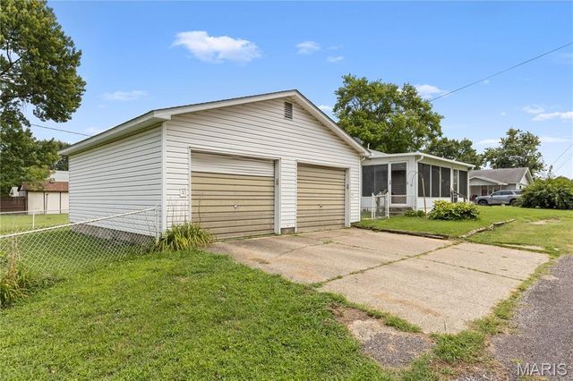 83 Harnett Avenue, Wood River, IL 62095
