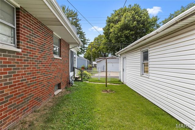 83 Harnett Avenue, Wood River, IL 62095
