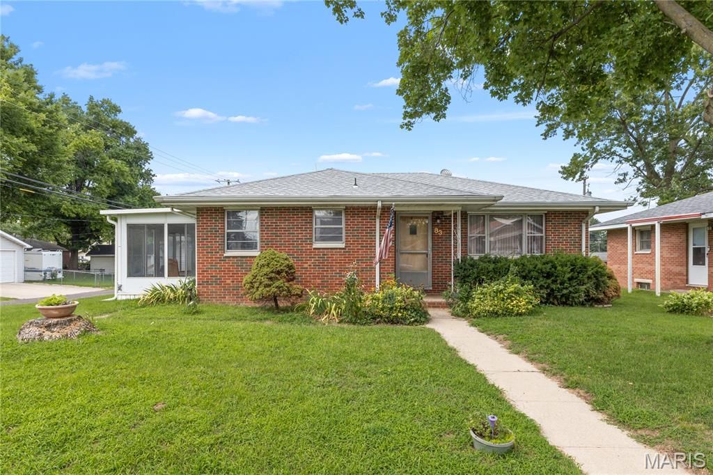 83 Harnett Avenue, Wood River, IL 62095