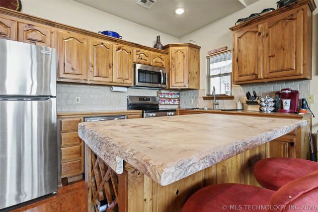 18745 W Lakewood Drive, Park Hill, OK 74451