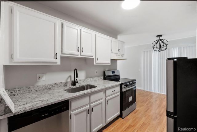 23507 N Rockledge, Novi, MI 48375