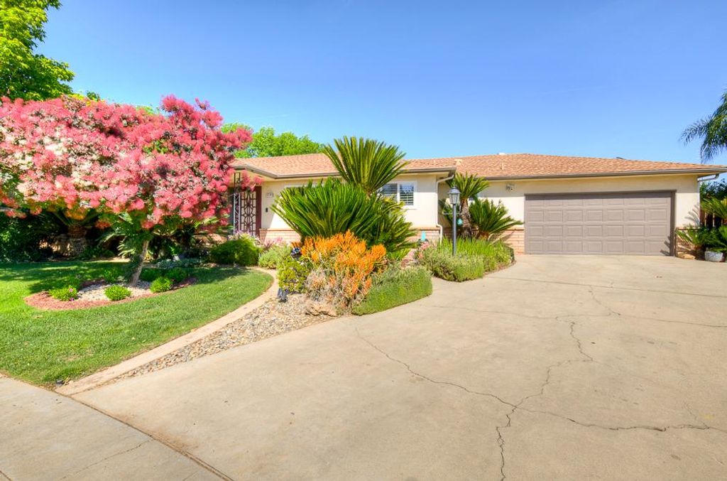 719 E Alluvial Avenue, Fresno, CA 93720