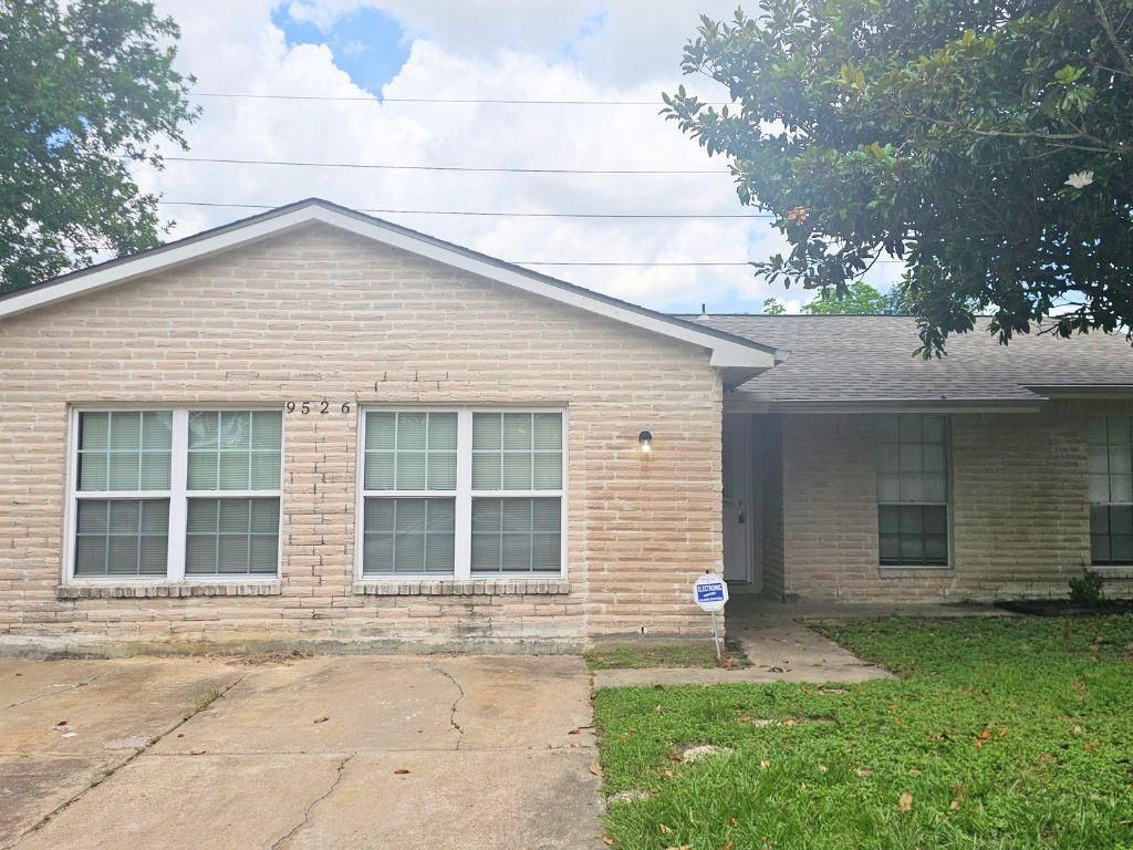 9526 Golden Wood Lane, Houston, TX 77086