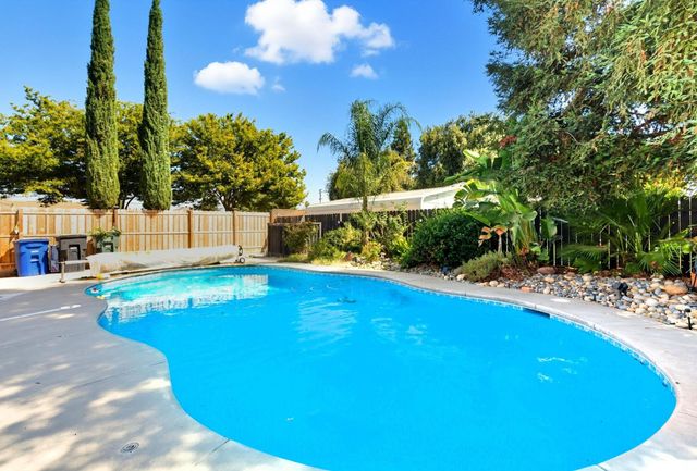 1320 Coffee Villa Dr, Modesto, CA 95355