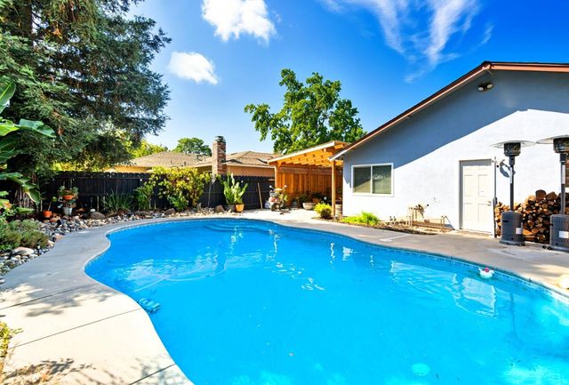 1320 Coffee Villa Dr, Modesto, CA 95355