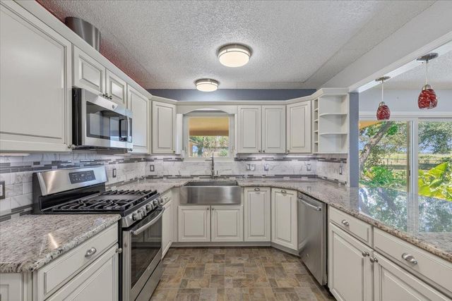 1415 NE Whitehead ST, Smithville, TX 78957