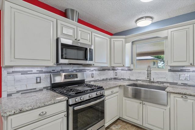 1415 NE Whitehead ST, Smithville, TX 78957