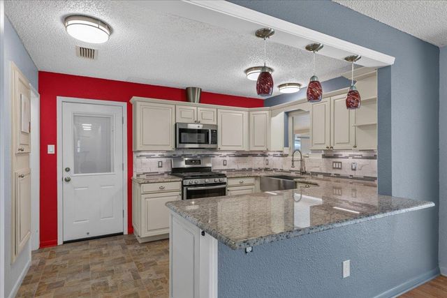 1415 NE Whitehead ST, Smithville, TX 78957