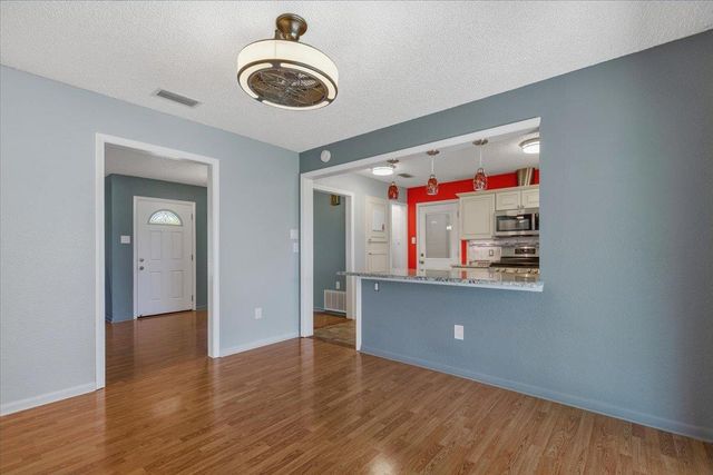 1415 NE Whitehead ST, Smithville, TX 78957
