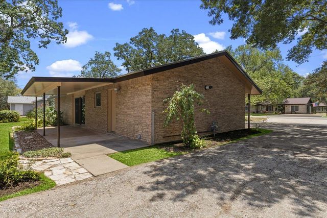 1415 NE Whitehead ST, Smithville, TX 78957