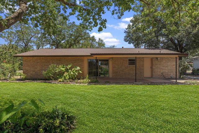 1415 NE Whitehead ST, Smithville, TX 78957