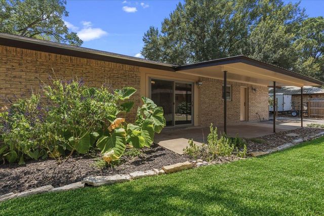 1415 NE Whitehead ST, Smithville, TX 78957