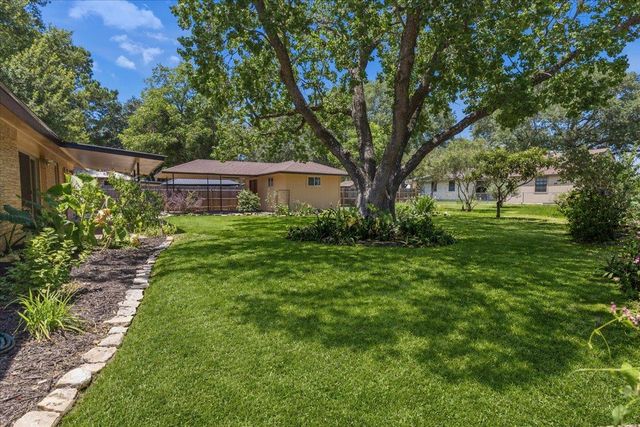 1415 NE Whitehead ST, Smithville, TX 78957