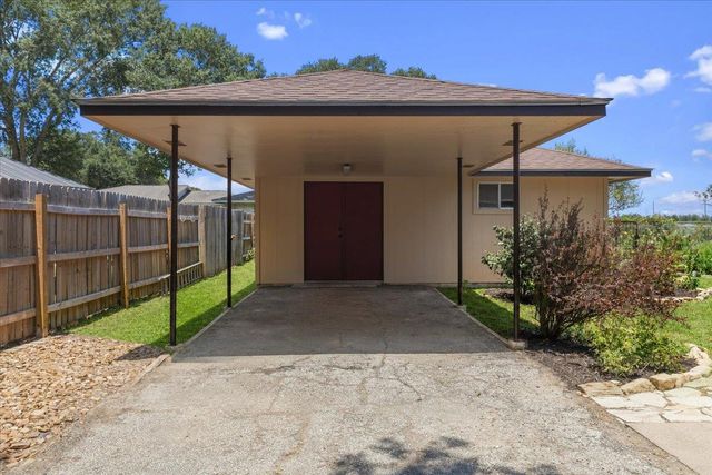 1415 NE Whitehead ST, Smithville, TX 78957