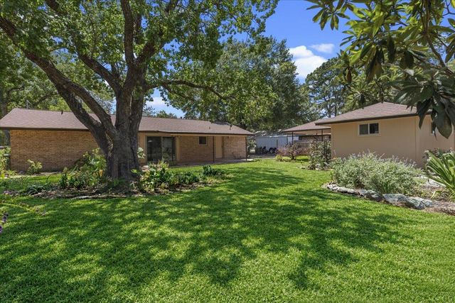 1415 NE Whitehead ST, Smithville, TX 78957